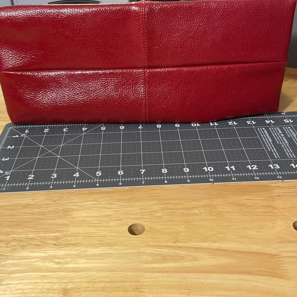 Liz & Co. Bold Red Shoulder bag numerous compartments. 14.5” L, 6”W - Picture 11 of 12